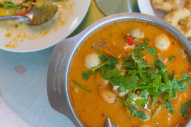 Üstten Görünüm görüntü güveç ve ekşi çorba restoranı cam tabl üzerinde