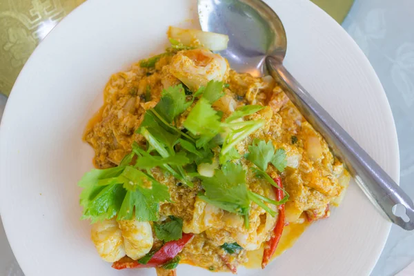 Widok z góry obrazu mieszać smażone krewetki z Curry w proszku w biały danie — Zdjęcie stockowe