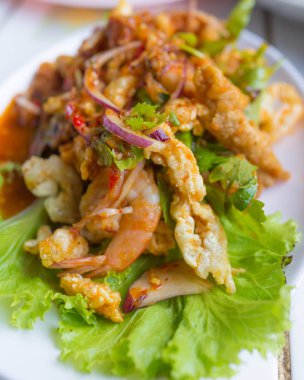 Çıtır balık Maw beyaz çini backg üzerinde beyaz tabak baharatlı salatası