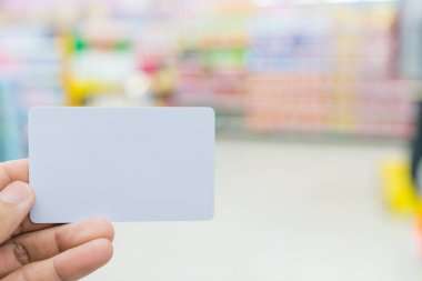 Bulanık beyaz kart el üzerinde bulanık Market backgrou