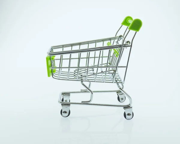 alışveriş sepeti beyaz zemin üzerine, yeşil küçük oyuncak alışveriş sepeti