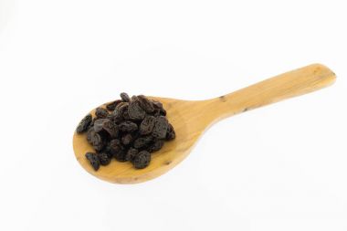 Beyaz arka plan üzerinde ahşap Kepçe içinde Frenk üzümü,