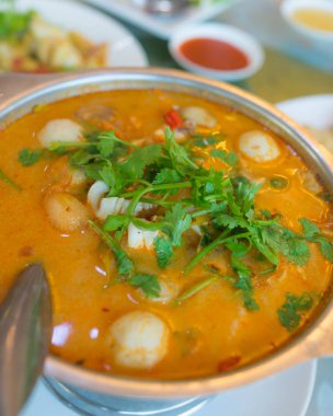 Üstten Görünüm görüntü güveç ve ekşi çorba restoranı cam tabl üzerinde