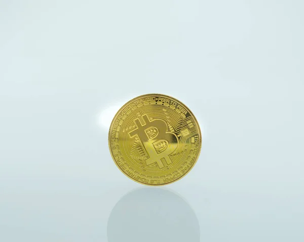 Na białym tle Złotego bitcoin. Fizycznego bit monet — Zdjęcie stockowe