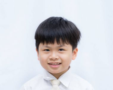 İzole üzerinde gülümseyen hoş çocuk portre resim,