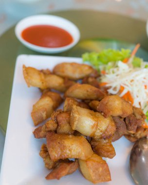 Cam masa arka plan üzerinde beyaz tabak kızarmış çizgili domuz eti,