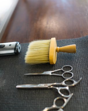 Kahverengi allık siyah plastik arka planda, Kuaför araçların Vintage