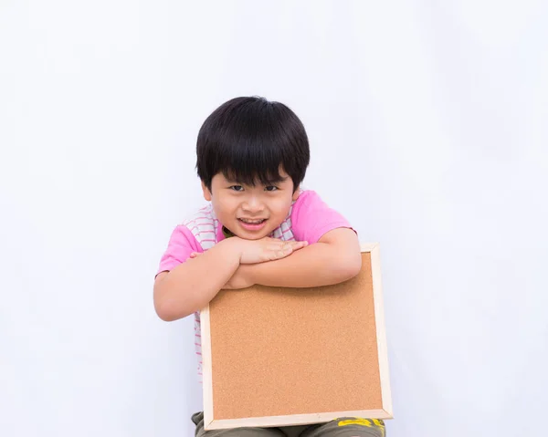 Ładny chłopiec azjatyckich gospodarstwa płyty drewna na białym tle, — Zdjęcie stockowe