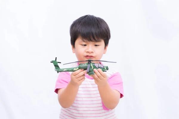 Helicobter en la mano chico en blanco, desenfocado imagen lindo chico en whi — Foto de Stock
