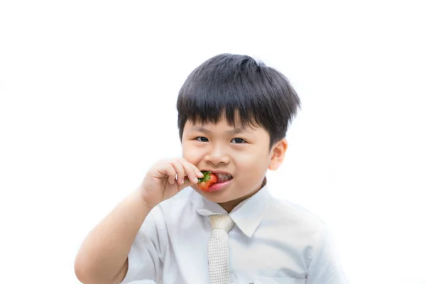 Retrato lindo asiático chico comer rojo fresa en blanco backgroun —  Fotos de Stock