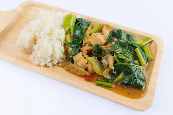 kale ahşap tabak beyaz arka plan üzerinde gevrek domuz,