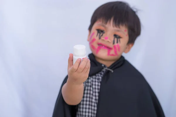 Droga en la mano niño conforman Halloween sobre fondo blanco , — Foto de Stock