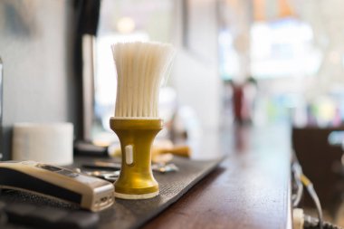 Fırça kuaför dükkanında asılı,