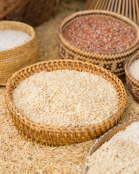 Arroz en cesta de bambú —  Fotos de Stock