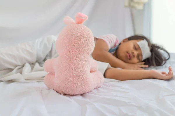 Bunny tavşan sabırla yatakta hasta kızı izlerken oturma