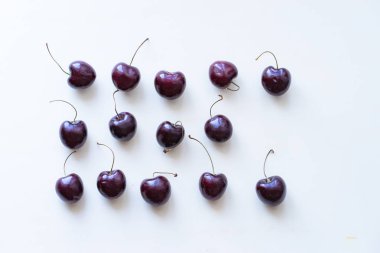 Ahşap beyaz zemin üzerine kiraz meyve,