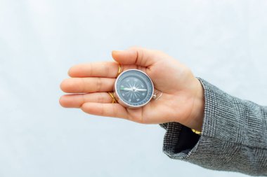 beyaz izolasyon arka planında elle muamele ile ilgili pusula,