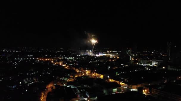Tűzijáték Városi Égbolton Légi Drónjelenet Városi Éjszakai Fények — Stock videók