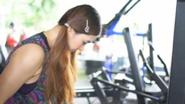 Spor salonunda Asyalı güzel kadın antrenmanı. Sağlık, Egzersiz ve Spor Konsepti.