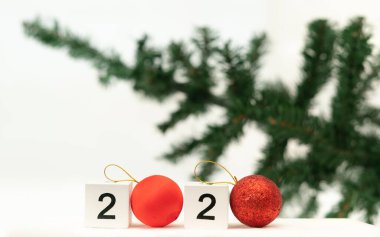 Bulanık Noel ağacı arkaplanındaki 2020 yıllık rakamlar. 2020 yıl.