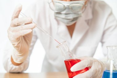 Cam şişedeki kan beyaz izole edilmiş bir laboratuvar şişesinde. 