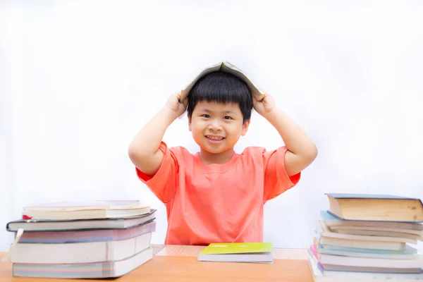 Libro en cabeza niño usando tela rosa sobre fondo blanco, niño smi —  Fotos de Stock