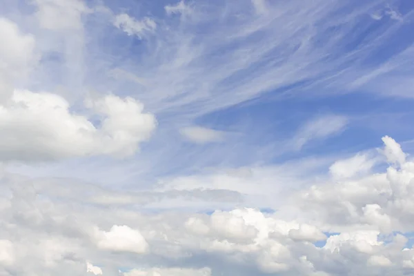 O vasto céu azul e nuvens céu — Fotografia de Stock