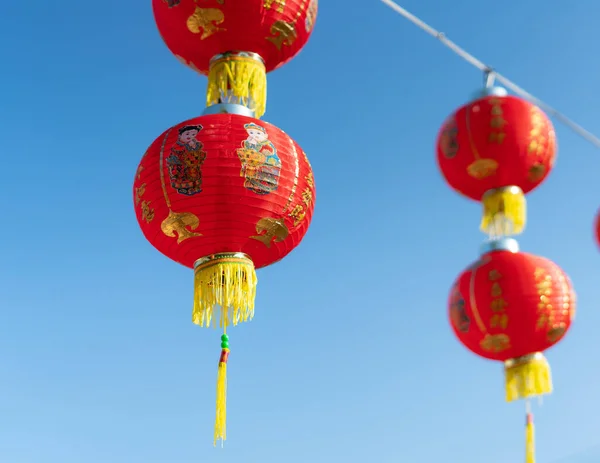 Lâmpada vermelha estilo chinês no templo chinês, lanterna de papel chinês , — Fotografia de Stock