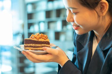 Gülümseyen el işi kadına bademli kek.,