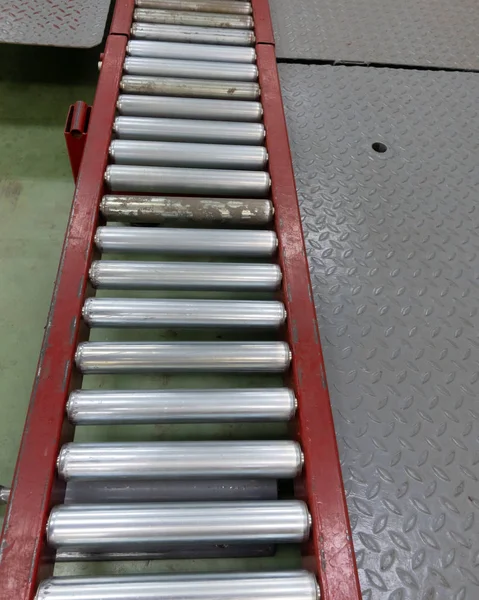 Ruote in acciaio inox che trasportano prodotti su acciaio — Foto Stock