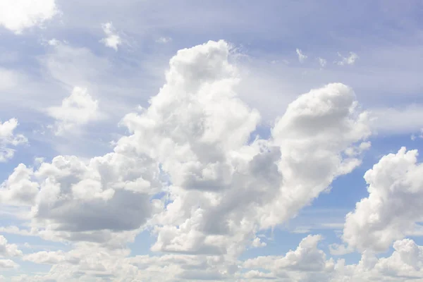 広大な青空と雲の空 — ストック写真