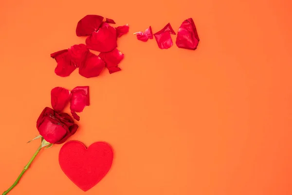 Червоне серце і червона троянда на помаранчевому фоні , — стокове фото