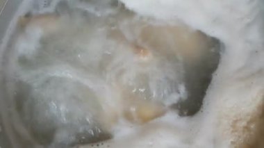Üst manzara tavuk çorbası ve sebzeler yakın plan çekimde kaynıyor..