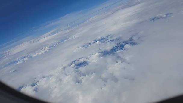 云彩在天空中移动 看着飞机 — 图库视频影像