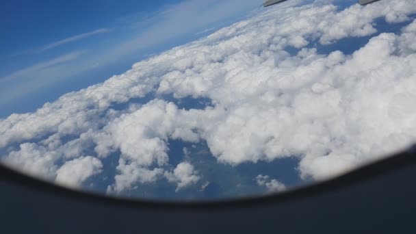 云彩在天空中移动 看着飞机 — 图库视频影像