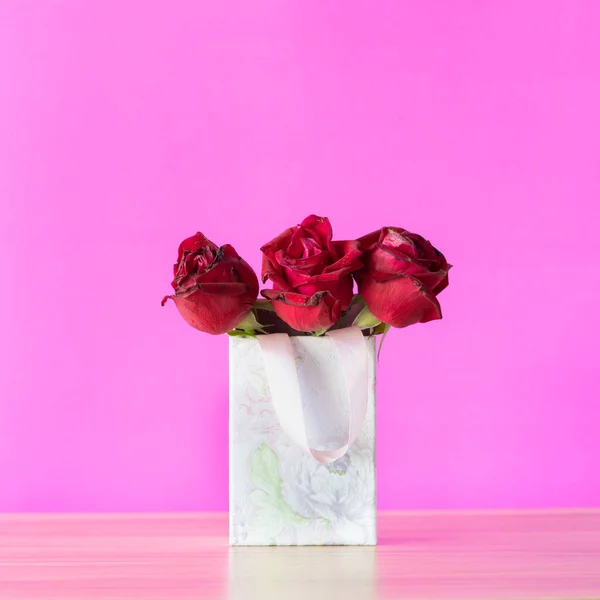 赤いバラでギフトボックス上の色ピンクの背景, — ストック写真
