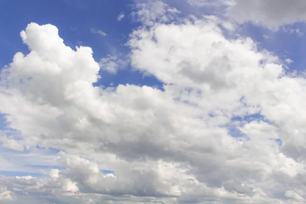 Nuvens brancas cúmulos no céu azul durante o dia. Fundo natural — Fotografia de Stock