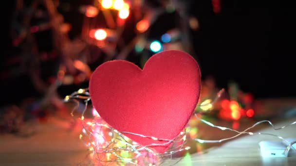 Rood Hart Een Houten Dek Met Lichte Bokeh Achtergrond — Stockvideo