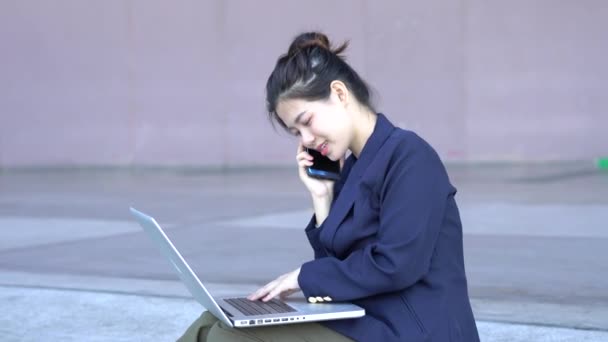 Femme Affaires Prospère Travaillant Avec Ordinateur Portable Parlant Sur Téléphone — Video