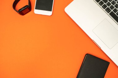 Renkli arkaplan üzerine klavye defteri ve modern gadgate