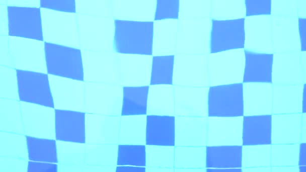 光の反射を持つプール内の純粋な青いクリスタルクリア水 — ストック動画
