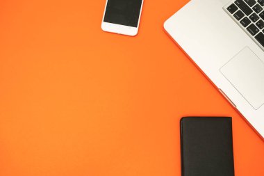 Renkli arkaplan üzerine klavye defteri ve modern gadgate