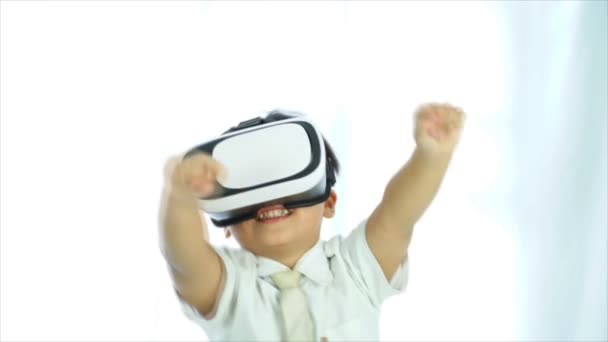 一个戴着虚拟现实眼镜和玩游戏的孩子的高质量视频 — 图库视频影像