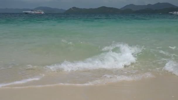 游客们在海滩上走进大海 野生的大普吉泰国热带岛屿海滩 — 图库视频影像