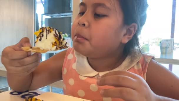 かわいい女の子食べるようなインド料理の小麦粉で覆われたホイップクリームで作られた — ストック動画