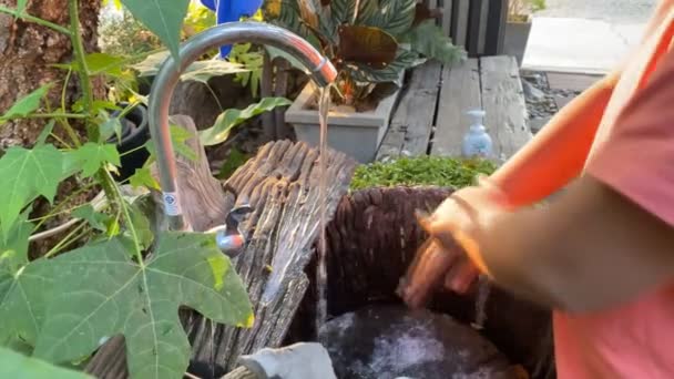Asiatiska Tjejhänder Tvättar Händerna Parken Solnedgången Tid Hygienkoncept Tvätta Händerna — Stockvideo