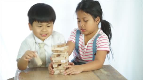 Dos Niños Jugando Juego Caja Madera Sobre Fondo Blanco — Vídeo de stock