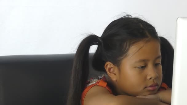 Технологии Концепция Онлайн Образования Очаровательный Азиатский Ребенок Интернете Ноутбуком Домашней — стоковое видео