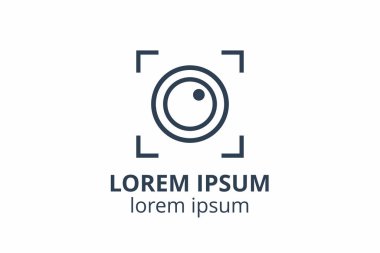 Kameranın yaratıcı şekil mercek tasarımı sembolü. Fotoğraf stüdyosu, medya işi veya dijital uygulama için şablon simgesi logosu.