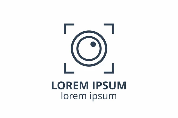 Kameranın yaratıcı şekil mercek tasarımı sembolü. Fotoğraf stüdyosu, medya işi veya dijital uygulama için şablon simgesi logosu.